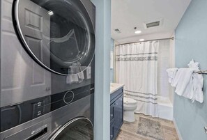 Shower, towels - Sea Colony Ocean 5th floor condo w/ free WiFi, elevator, and balcony (Bethany Beach)