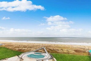 On the beach - Sea Colony Ocean 8th floor condo w/ elevator, tennis court, and shared sauna (Bethany Beach)