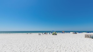 Condo, 2 habitaciones | Playa | Playa en los alrededores 