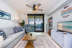 Condo, 2 habitaciones | Área de sala de estar