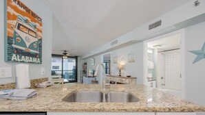 Condo, 2 phòng ngủ | Nội thất