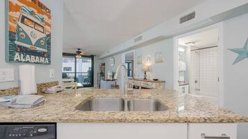 Condo, 2 Bedrooms | Bahagian dalam