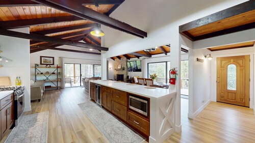 Grateful Getaway - Serene Mountain Retreat 2 Bedroom Home