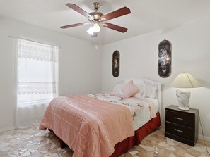 House, 4 Bedrooms - Sleeps 16 Plus Central Cape Coral Family Escape 4 Bedroom Home (Cape Coral)