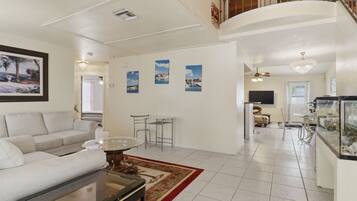 House, 4 Bedrooms | Living area