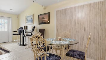 House, 4 Bedrooms | Dining