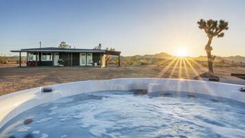 House, 2 Bedrooms | Outdoor spa tub