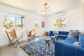 Living area - The Flag Ranch - Hot Tub, Fire Pit And Bbq! 2 Bedroom Home (Yucca Valley)