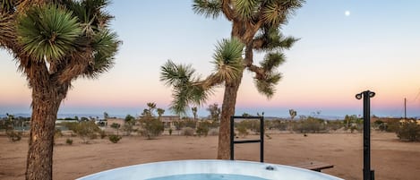 House, 2 Bedrooms | Outdoor spa tub