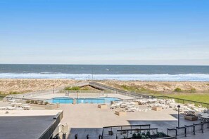 Property grounds - Sea Colony's Edgewater House oceanfront 3rd-floor condo with pool & sauna (Bethany Beach)