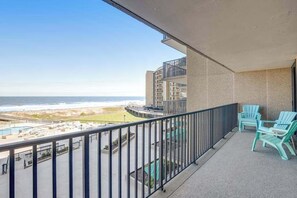 Property grounds - Sea Colony's Edgewater House oceanfront 3rd-floor condo with pool & sauna (Bethany Beach)