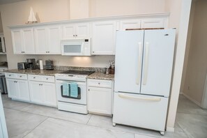 House, 4 Bedrooms | Private kitchen - Gulfcoast Oasis - 910 Golf Island Dr 4 Bedroom Home (Apollo Beach)