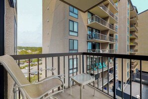 Property grounds - Sea Colony oceanfront 4th-floor condo w/ elevator (Bethany Beach)