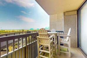 Outdoor dining - Sea Colony Ocean 1st floor condo w/ shared sauna, basketball court, and elevator (Bethany Beach)