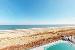 On the beach - Sea Colony Ocean 6th floor condo w/ tennis court, basketball court, and balcony (Bethany Beach)