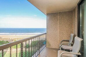 Property grounds - Sea Colony oceanfront, 7th-floor condo w/ pool and ocean view (Bethany Beach)