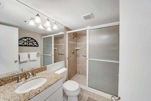 Een badkamer met een wastafel, toilet en douche.