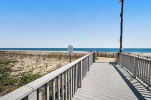 On the beach - Sea Colony Ocean 6th-floor condo with balcony, pool, hot tub, & ocean view (Bethany Beach)