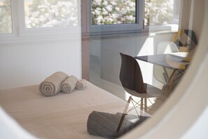 Tabla de planchar con plancha, wifi, ropa de cama