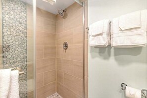 Shower, hair dryer, towels - Sea Colony Ocean 1st-floor condo with elevator, pool, & basketball court (Bethany Beach)