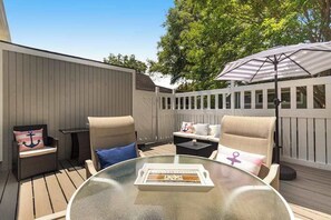 Outdoor dining - Sea Colony Tennis condo w/ free WiFi, pool, and shared sauna (Bethany Beach)