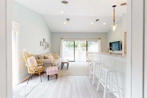 TV, offices - Sea Colony Tennis condo w/ free WiFi, pool, and shared sauna (Bethany Beach)