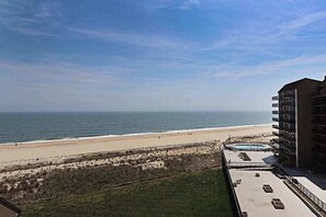 Ein Strandhotel mit Pool, Zugang zum Strand und Meerblick.