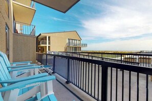 Terrace/patio - Sea Colony 1st floor condo with basketball court & sauna - partial ocean view (Bethany Beach)
