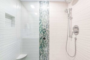 Shower, towels - Sea Colony ocean 1st-floor condo with elevator, 12 pools, hot tubs, b-ball court (Bethany Beach)