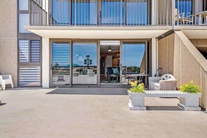 Terrace/patio - Sea Colony ocean 1st-floor condo with elevator, 12 pools, hot tubs, b-ball court (Bethany Beach)
