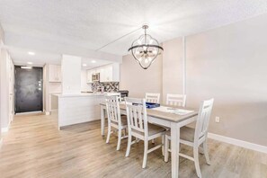 Dining - Sea Colony ocean 1st-floor condo with elevator, 12 pools, hot tubs, b-ball court (Bethany Beach)