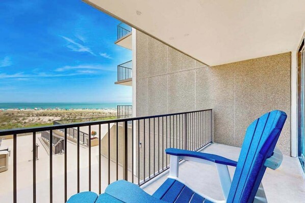 Terrace/patio - Sea Colony Ocean 2nd-floor condo with elevator and gym near beach (Bethany Beach)