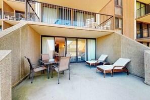 Outdoor dining - Sea Colony Ocean 1st-floor condo with pool & basketball court (Bethany Beach)