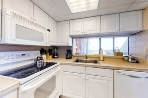 Fridge, microwave, oven, stovetop - Sea Colony Ocean 1st-floor condo with pool & basketball court (Bethany Beach)