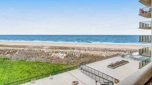 Un balcó amb vistes a la platja i l'oceà.