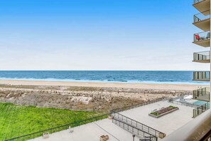 On the beach - Sea Colony Ocean 5th-floor condo with tennis court, basketball court, & pool (Bethany Beach)