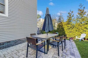 Outdoor dining - Loggerhead townhouse with gas grill, WiFi, and jetted tub (Bethany Beach)