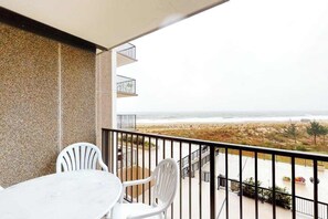 Outdoor dining - Sea Colony 3rd floor condo w/ ocean view, shared tennis court, elevator, and gym (Bethany Beach)