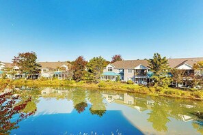 Una hilera de casas frente a un lago tranquilo.