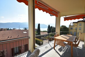 Apartment | Balcony - Apartment in a Prime Location on Lake Maggiore (Verbania)