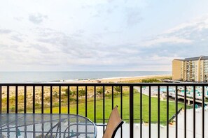 Outdoor dining - Sea Colony 5th floor condo w/ tennis court, elevator, and gym - ocean view (Bethany Beach)