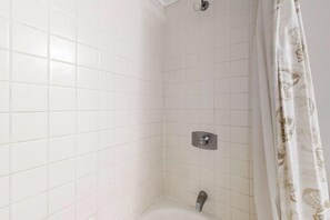 Douche, serviettes fournies