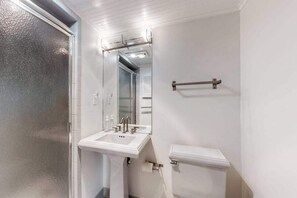 Shower, towels - Sea Colony 7th floor condo w/ shared basketball court, balcony & ocean view (Bethany Beach)