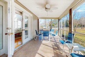 Outdoor dining - Sea Colony Tennis townhouse with basketball court, gym, & tennis court (Bethany Beach)