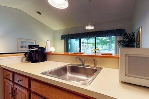 Interior - Sea Colony Tennis 1st-floor condo with sauna & basketball court/tennis court (Bethany Beach)