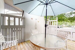 Outdoor dining - Sea Colony Tennis 1st-floor condo with sauna & basketball court/tennis court (Bethany Beach)
