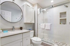Douche, sèche-cheveux, serviettes fournies