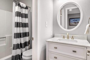 Shower, hair dryer, towels - Sea Colony Tennis 1st-floor condo with private beach, pools, tennis (Bethany Beach)
