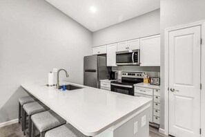 Fridge, microwave, oven, stovetop - Sea Colony Tennis 1st-floor condo with private beach, pools, tennis (Bethany Beach)