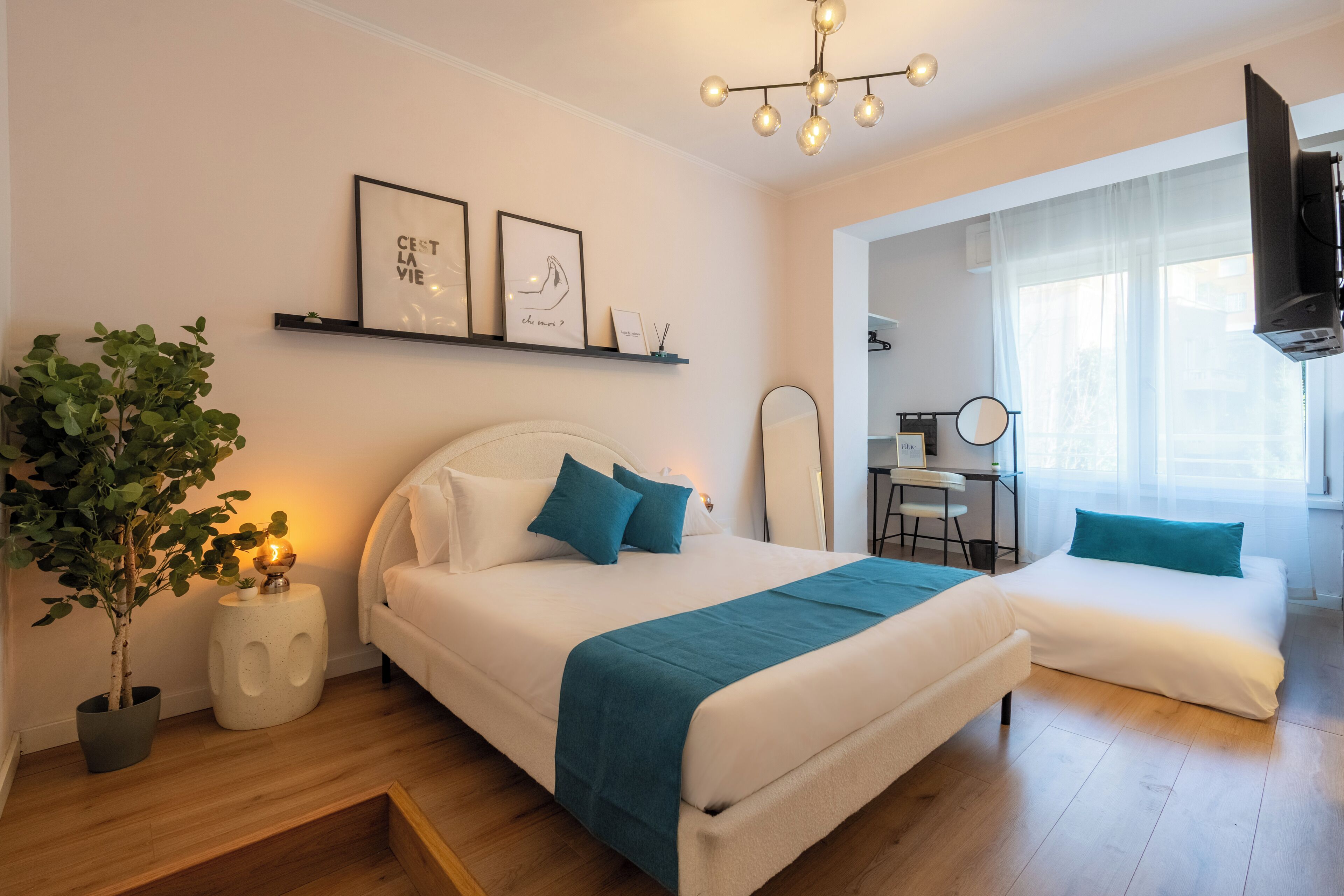 Kamar Triple Comfort | Meja kerja, ruang kerja ramah laptop, Wi-Fi gratis, dan seprai linen